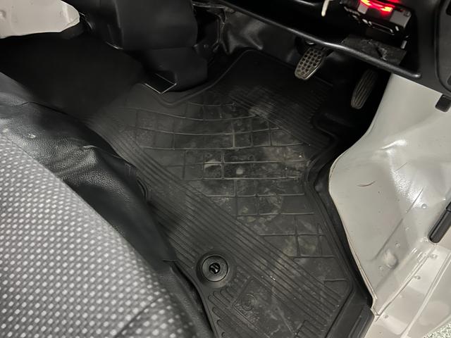 ハイゼットカーゴデラックスSAIII 走行102962キロ/FMAMラジオ1年保証距離無制限 走行距離102962キロ FMAMラジオ 純正マット 助手席エアバッグ クリアランスソナー オートライト LEDヘッドランプ アイドリングストップ 両側スライドドア(埼玉県)の中古車