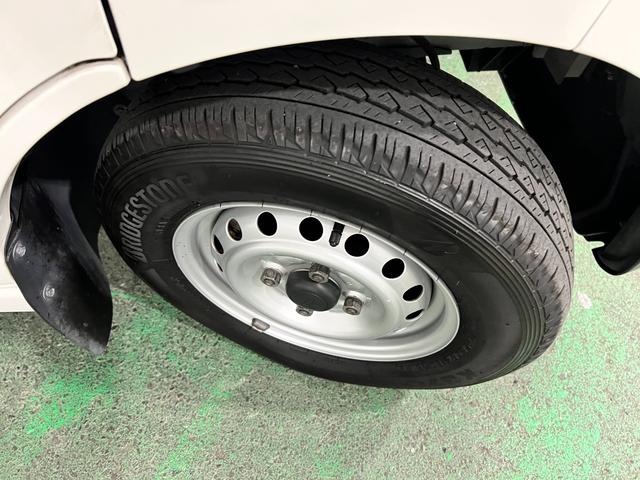 ハイゼットカーゴデラックスSAIII 走行102962キロ/FMAMラジオ1年保証距離無制限 走行距離102962キロ FMAMラジオ 純正マット 助手席エアバッグ クリアランスソナー オートライト LEDヘッドランプ アイドリングストップ 両側スライドドア(埼玉県)の中古車