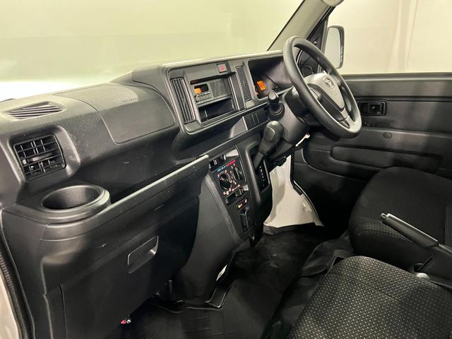 ハイゼットカーゴデラックスSAIII 走行102962キロ/FMAMラジオ1年保証距離無制限 走行距離102962キロ FMAMラジオ 純正マット 助手席エアバッグ クリアランスソナー オートライト LEDヘッドランプ アイドリングストップ 両側スライドドア(埼玉県)の中古車