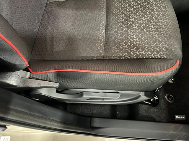 ロッキーＸ　ＨＥＶ　走行４７８３キロ／ＬＥＤヘッドランプ／純正マット１年保証距離無制限　走行距離４７８３キロ　純正マット　サイドエアバッグ　ＬＥＤヘッドランプ　オート格納式ドアミラー　電動パーキングブレーキ（埼玉県）の中古車