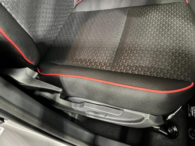 ロッキーX HEV 走行1352キロ/LEDヘッドランプ/純正マット1年保証距離無制限 走行距離1352キロ 純正マット サイドエアバッグ クリアランスソナー オートライト LEDヘッドランプ オート格納式ドアミラー 電動パーキングブレーキ(埼玉県)の中古車