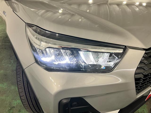 ロッキーX HEV 走行1352キロ/LEDヘッドランプ/純正マット1年保証距離無制限 走行距離1352キロ 純正マット サイドエアバッグ クリアランスソナー オートライト LEDヘッドランプ オート格納式ドアミラー 電動パーキングブレーキ(埼玉県)の中古車