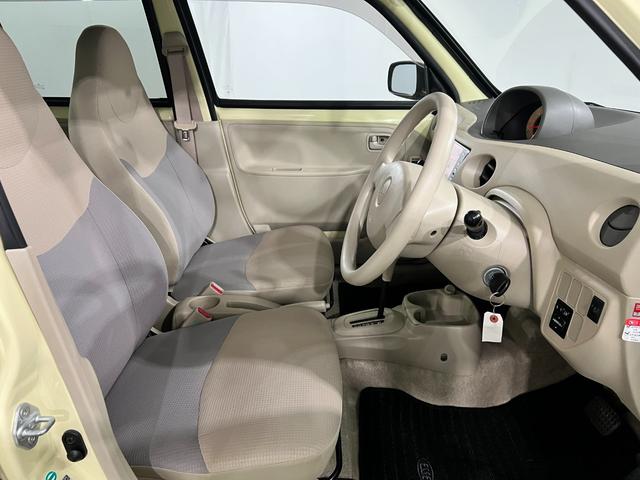 エッセ 中古車 Ｘ　走行１８６２６キロ／ワンセグナビ／マット１年保証距離無制限　走行距離１８６２６キロ　ワンセグナビ　純正カーペットマット　助手席エアバック　キーレスエントリー　ドリンクホルダー