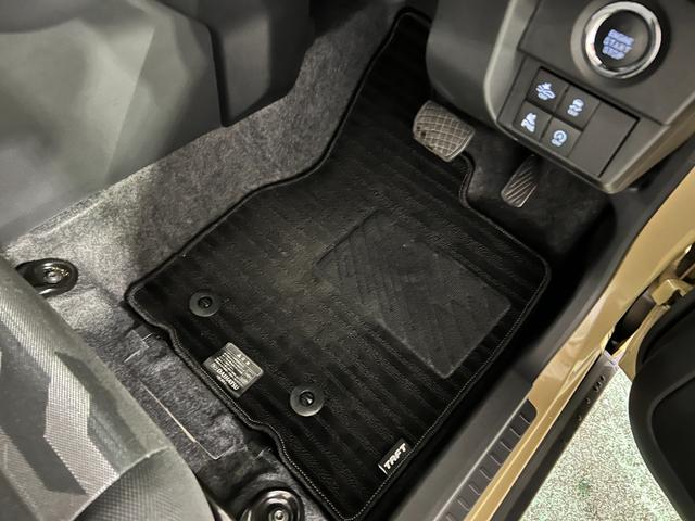 タフトGターボ ダーククロムベンチャー 走行8956キロ/マット1年保証距離無制限 走行距離8956キロ 純正マット サイドエアバッグ LEDヘッドランプ アイドリングストップ シートヒーター オート格納式ドアミラー 電動パーキングブレーキ(埼玉県)の中古車