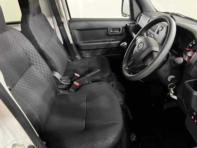 ハイゼットカーゴ 中古車 ＤＸ　ＭＴ車／走行５０９４キロ／ＦＭＡＭラジオ／マット１年保証距離無制限　走行距離５０９４キロ　マット　助手席エアバッグ　クリアランスソナー　オートライト　アイドリングストップ　両側スライドドア