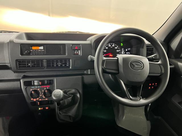 ハイゼットカーゴ 中古車 ＤＸ　ＭＴ車／走行５０９４キロ／ＦＭＡＭラジオ／マット１年保証距離無制限　走行距離５０９４キロ　マット　助手席エアバッグ　クリアランスソナー　オートライト　アイドリングストップ　両側スライドドア