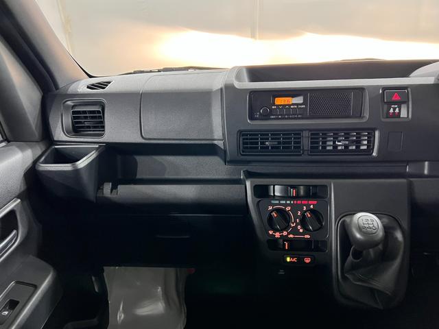 ハイゼットカーゴDX MT車/走行5094キロ/FMAMラジオ/マット1年保証距離無制限 走行距離5094キロ マット 助手席エアバッグ クリアランスソナー オートライト アイドリングストップ 両側スライドドア(埼玉県)の中古車