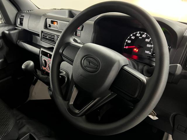 ハイゼットカーゴDX MT車/走行5094キロ/FMAMラジオ/マット1年保証距離無制限 走行距離5094キロ マット 助手席エアバッグ クリアランスソナー オートライト アイドリングストップ 両側スライドドア(埼玉県)の中古車