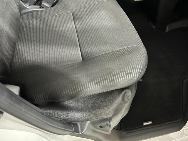 ハイゼットカーゴDX MT車/走行5094キロ/FMAMラジオ/マット1年保証距離無制限 走行距離5094キロ マット 助手席エアバッグ クリアランスソナー オートライト アイドリングストップ 両側スライドドア(埼玉県)の中古車