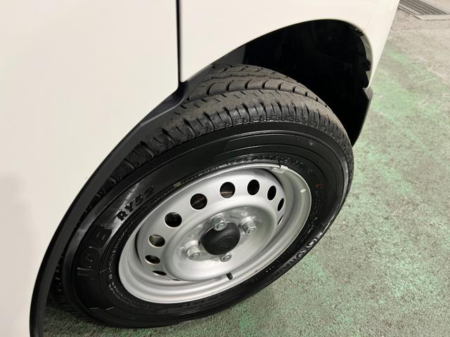 ハイゼットカーゴDX MT車/走行5094キロ/FMAMラジオ/マット1年保証距離無制限 走行距離5094キロ マット 助手席エアバッグ クリアランスソナー オートライト アイドリングストップ 両側スライドドア(埼玉県)の中古車