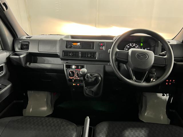 ハイゼットカーゴDX MT車/走行5094キロ/FMAMラジオ/マット1年保証距離無制限 走行距離5094キロ マット 助手席エアバッグ クリアランスソナー オートライト アイドリングストップ 両側スライドドア(埼玉県)の中古車