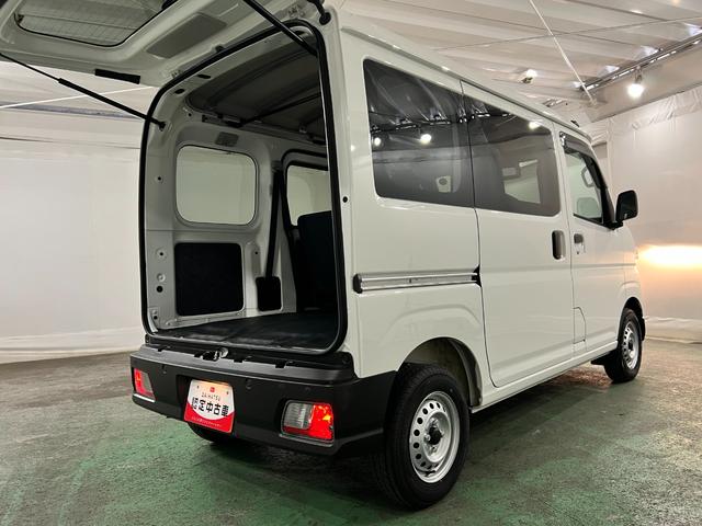 ハイゼットカーゴDX MT車/走行5094キロ/FMAMラジオ/マット1年保証距離無制限 走行距離5094キロ マット 助手席エアバッグ クリアランスソナー オートライト アイドリングストップ 両側スライドドア(埼玉県)の中古車