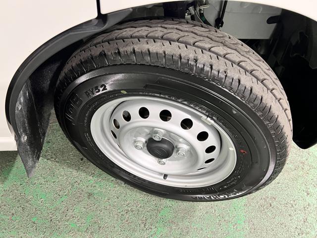 ハイゼットカーゴDX MT車/走行5094キロ/FMAMラジオ/マット1年保証距離無制限 走行距離5094キロ マット 助手席エアバッグ クリアランスソナー オートライト アイドリングストップ 両側スライドドア(埼玉県)の中古車