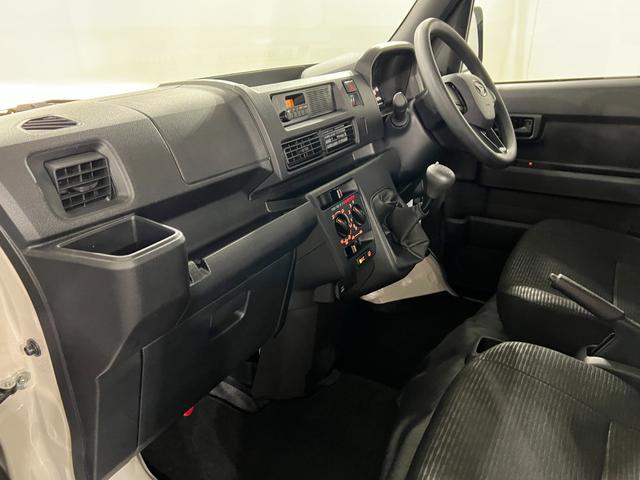 ハイゼットカーゴDX MT車/走行5094キロ/FMAMラジオ/マット1年保証距離無制限 走行距離5094キロ マット 助手席エアバッグ クリアランスソナー オートライト アイドリングストップ 両側スライドドア(埼玉県)の中古車