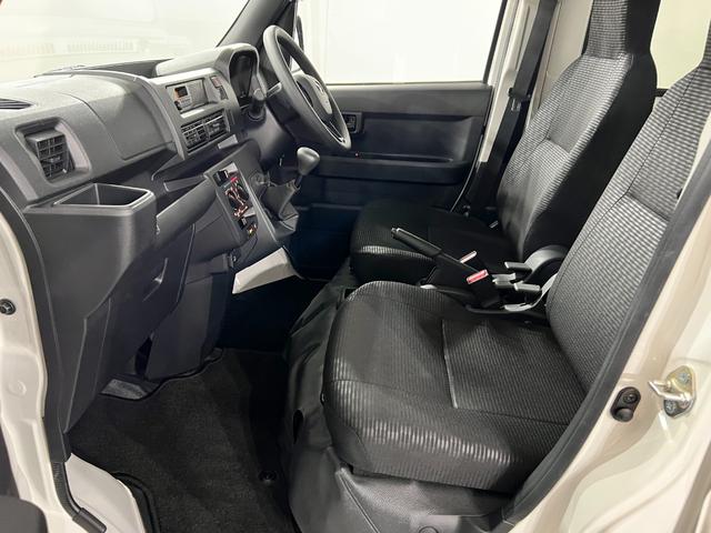 ハイゼットカーゴDX MT車/走行5094キロ/FMAMラジオ/マット1年保証距離無制限 走行距離5094キロ マット 助手席エアバッグ クリアランスソナー オートライト アイドリングストップ 両側スライドドア(埼玉県)の中古車
