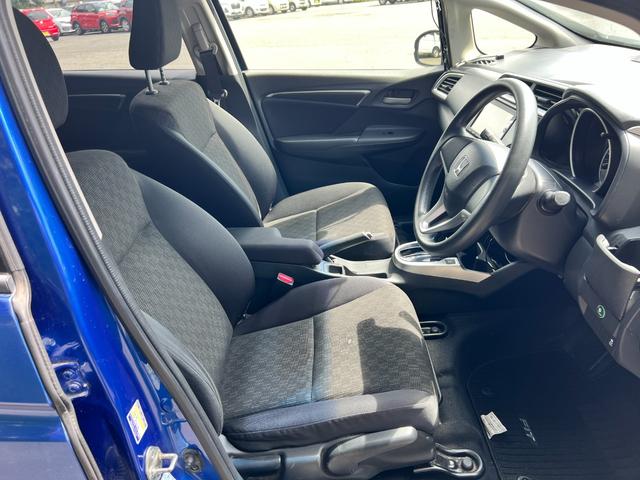 フィット13G・Lパッケージ 現状販売車/ルーフ色あせ/シート穴【現状販売車】保証1年間・距離無制限付き 純正ナビ オートエアコン キーフリー 純正フロアマット アイドリングストップ 純正リアスモークガラス(埼玉県)の中古車