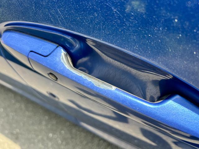 フィット13G・Lパッケージ 現状販売車/ルーフ色あせ/シート穴【現状販売車】保証1年間・距離無制限付き 純正ナビ オートエアコン キーフリー 純正フロアマット アイドリングストップ 純正リアスモークガラス(埼玉県)の中古車