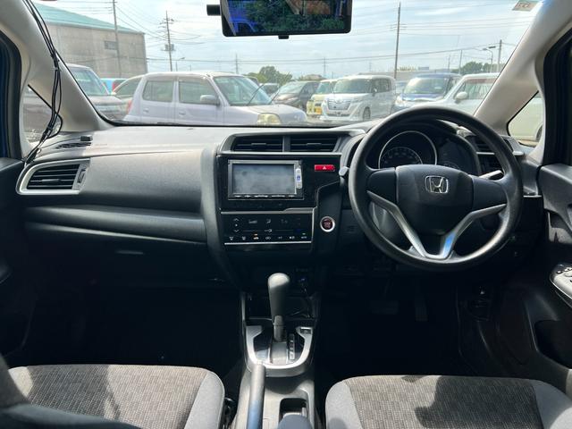 フィット13G・Lパッケージ 現状販売車/ルーフ色あせ/シート穴【現状販売車】保証1年間・距離無制限付き 純正ナビ オートエアコン キーフリー 純正フロアマット アイドリングストップ 純正リアスモークガラス(埼玉県)の中古車
