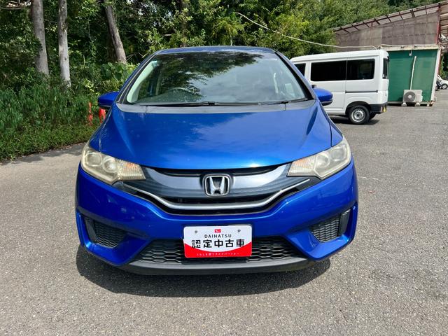 フィット13G・Lパッケージ 現状販売車/ルーフ色あせ/シート穴【現状販売車】保証1年間・距離無制限付き 純正ナビ オートエアコン キーフリー 純正フロアマット アイドリングストップ 純正リアスモークガラス(埼玉県)の中古車