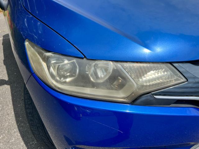 フィット13G・Lパッケージ 現状販売車/ルーフ色あせ/シート穴【現状販売車】保証1年間・距離無制限付き 純正ナビ オートエアコン キーフリー 純正フロアマット アイドリングストップ 純正リアスモークガラス(埼玉県)の中古車