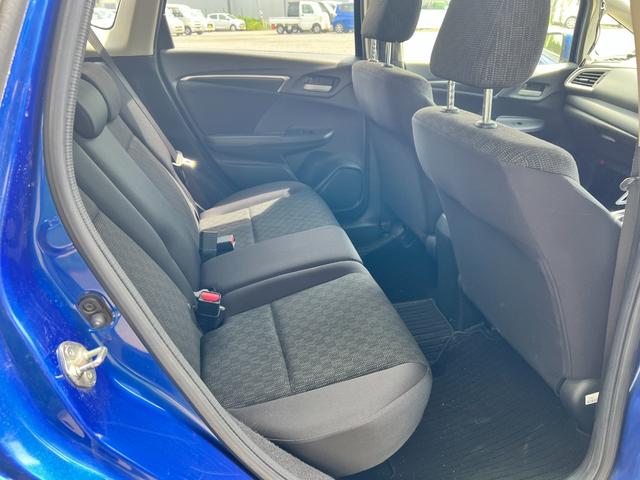 フィット13G・Lパッケージ 現状販売車/ルーフ色あせ/シート穴【現状販売車】保証1年間・距離無制限付き 純正ナビ オートエアコン キーフリー 純正フロアマット アイドリングストップ 純正リアスモークガラス(埼玉県)の中古車