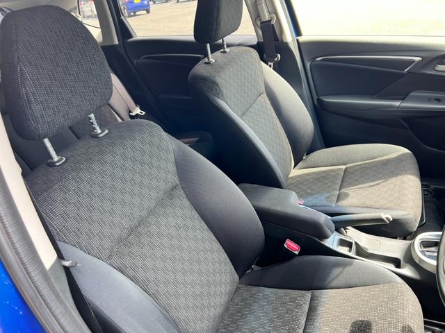 フィット13G・Lパッケージ 現状販売車/ルーフ色あせ/シート穴【現状販売車】保証1年間・距離無制限付き 純正ナビ オートエアコン キーフリー 純正フロアマット アイドリングストップ 純正リアスモークガラス(埼玉県)の中古車
