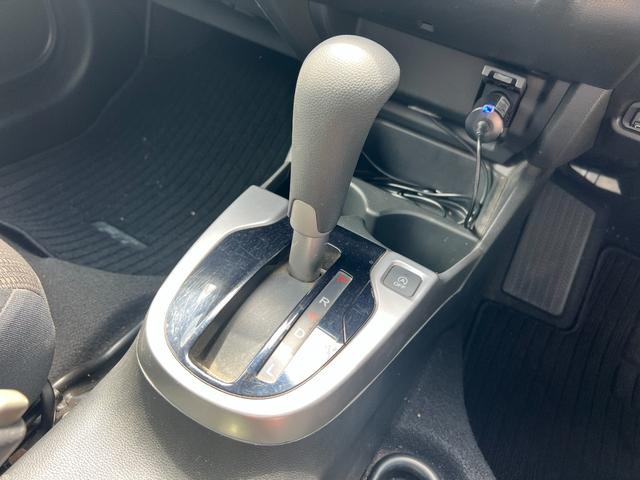 フィット13G・Lパッケージ 現状販売車/ルーフ色あせ/シート穴【現状販売車】保証1年間・距離無制限付き 純正ナビ オートエアコン キーフリー 純正フロアマット アイドリングストップ 純正リアスモークガラス(埼玉県)の中古車