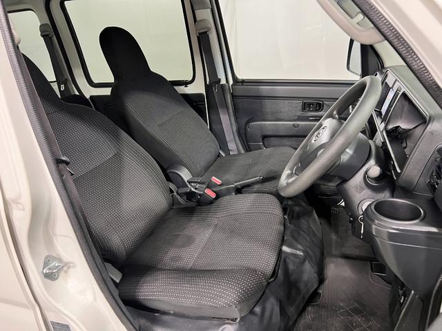 ハイゼットカーゴＤＸ　走行１１７７１４キロ／ワンセグナビ／純正マット１年保証距離無制限　走行距離１１７７１４キロ　ワンセグナビ　ブルートゥース　純正フロアマット　アイドリングストップ　マニュアルエアコン　キーレスエントリー　両側スライドドア（埼玉県）の中古車