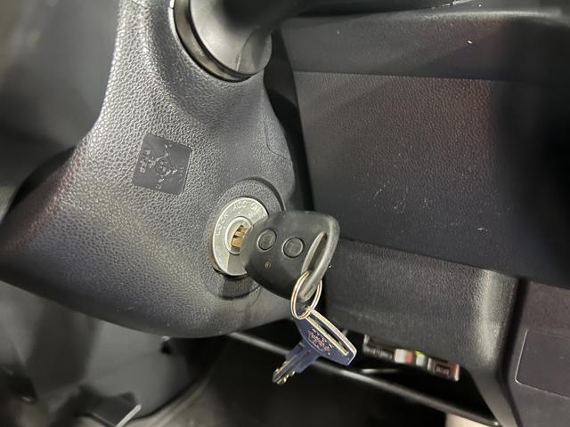 ハイゼットカーゴＤＸ　走行１１７７１４キロ／ワンセグナビ／純正マット１年保証距離無制限　走行距離１１７７１４キロ　ワンセグナビ　ブルートゥース　純正フロアマット　アイドリングストップ　マニュアルエアコン　キーレスエントリー　両側スライドドア（埼玉県）の中古車