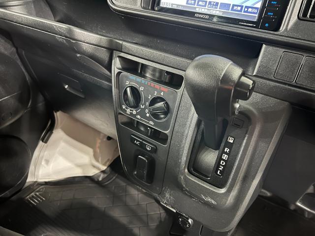 ハイゼットカーゴＤＸ　走行１１７７１４キロ／ワンセグナビ／純正マット１年保証距離無制限　走行距離１１７７１４キロ　ワンセグナビ　ブルートゥース　純正フロアマット　アイドリングストップ　マニュアルエアコン　キーレスエントリー　両側スライドドア（埼玉県）の中古車