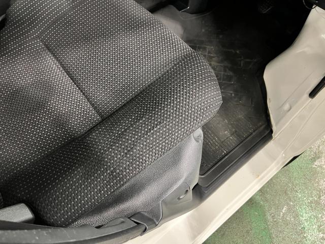 ハイゼットカーゴＤＸ　走行１１７７１４キロ／ワンセグナビ／純正マット１年保証距離無制限　走行距離１１７７１４キロ　ワンセグナビ　ブルートゥース　純正フロアマット　アイドリングストップ　マニュアルエアコン　キーレスエントリー　両側スライドドア（埼玉県）の中古車