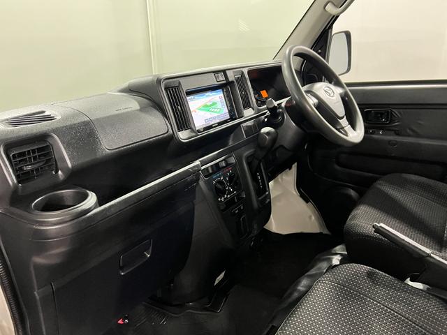 ハイゼットカーゴＤＸ　走行１１７７１４キロ／ワンセグナビ／純正マット１年保証距離無制限　走行距離１１７７１４キロ　ワンセグナビ　ブルートゥース　純正フロアマット　アイドリングストップ　マニュアルエアコン　キーレスエントリー　両側スライドドア（埼玉県）の中古車