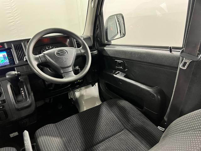 ハイゼットカーゴＤＸ　走行１１７７１４キロ／ワンセグナビ／純正マット１年保証距離無制限　走行距離１１７７１４キロ　ワンセグナビ　ブルートゥース　純正フロアマット　アイドリングストップ　マニュアルエアコン　キーレスエントリー　両側スライドドア（埼玉県）の中古車