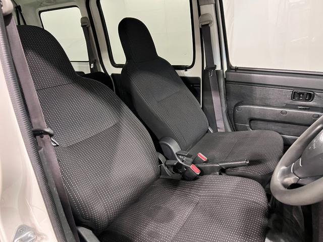 ハイゼットカーゴＤＸ　走行１１７７１４キロ／ワンセグナビ／純正マット１年保証距離無制限　走行距離１１７７１４キロ　ワンセグナビ　ブルートゥース　純正フロアマット　アイドリングストップ　マニュアルエアコン　キーレスエントリー　両側スライドドア（埼玉県）の中古車