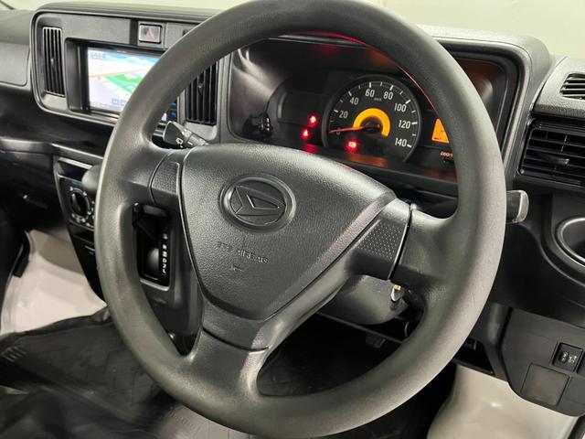 ハイゼットカーゴＤＸ　走行１１７７１４キロ／ワンセグナビ／純正マット１年保証距離無制限　走行距離１１７７１４キロ　ワンセグナビ　ブルートゥース　純正フロアマット　アイドリングストップ　マニュアルエアコン　キーレスエントリー　両側スライドドア（埼玉県）の中古車