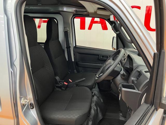 ハイゼットカーゴＤＸサポカーＳワイド適合　ラジオ　エアコン　アクセサリーソケット　コーナーセンサー　アイドリングストップ　光軸調整ダイヤル　横滑り防止機能　誤発進抑制機能　パワーウインドウ　キーレス（神奈川県）の中古車