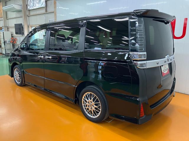 ヴォクシーハイブリッドＺＳ　煌III衝突被害軽減ブレーキシステム　ドラレコ　クルーズコントロール　両側オートスライドドア　ステアリングスイッチ　フリップダウンモニター　シートヒーター　ＵＳＢ接続端子　レーンアシスト　Ｐスタート（神奈川県）の中古車