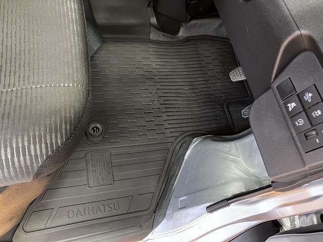 ハイゼットカーゴＤＸサポカーＳワイド適合　ラジオ　エアコン　アクセサリーソケット　コーナーセンサー　アイドリングストップ　光軸調整ダイヤル　横滑り防止機能　誤発進抑制機能　パワーウインドウ　キーレス（神奈川県）の中古車