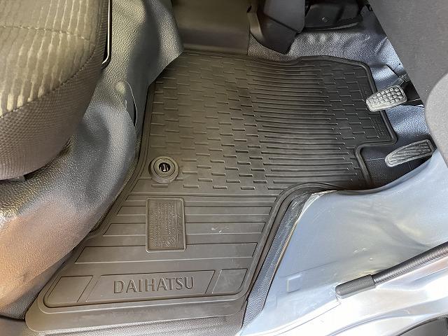 ハイゼットカーゴＤＸサポカーＳワイド適合　ラジオ　エアコン　アクセサリーソケット　コーナーセンサー　アイドリングストップ　光軸調整ダイヤル　横滑り防止機能　誤発進抑制機能　パワーウインドウ　キーレス（神奈川県）の中古車