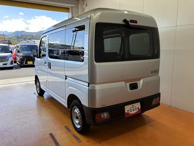 ハイゼットカーゴＤＸサポカーＳワイド適合　オーバーヘッドシェルフ　ラジオチューナー　エアコン　アクセサリーソケット　誤発進抑制装置　横滑り防止機能　コーナーセンサー　アイドリングストップ　パワーウィンドウ　キーレス（神奈川県）の中古車