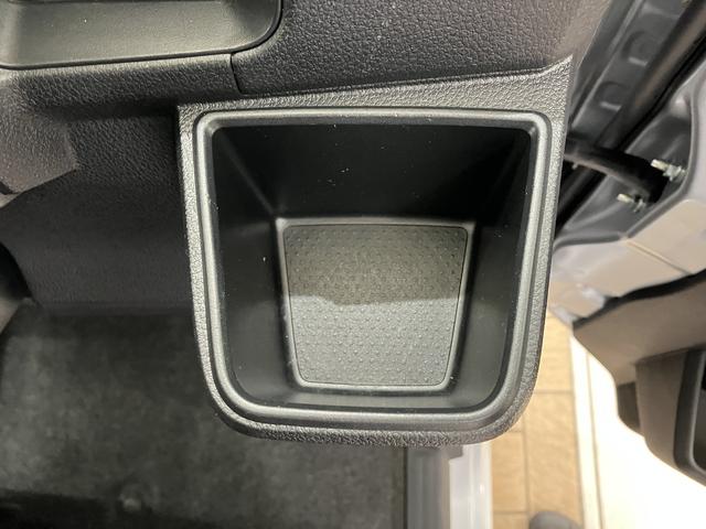 ハイゼットカーゴクルーズ　／４ＷＤ／オーディオレス／キーフリー／オートライトイモビライザー　レーンアシスト　オートマチックハイビーム　キーフリー　オートライト　Ａストップ　Ｗエアバック　４ＷＤ　スマートキー　記録簿　運転席エアバッグ　横滑り防止装置　ＡＢＳ　レーダーブレーキ（富山県）の中古車