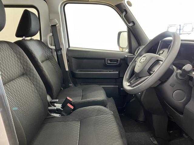 ハイゼットカーゴクルーズ　／４ＷＤ／オーディオレス／キーフリー／オートライトイモビライザー　レーンアシスト　オートマチックハイビーム　キーフリー　オートライト　Ａストップ　Ｗエアバック　４ＷＤ　スマートキー　記録簿　運転席エアバッグ　横滑り防止装置　ＡＢＳ　レーダーブレーキ（富山県）の中古車