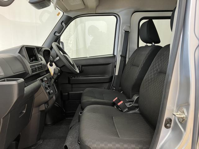 ハイゼットカーゴクルーズ　／４ＷＤ／オーディオレス／キーフリー／オートライトイモビライザー　レーンアシスト　オートマチックハイビーム　キーフリー　オートライト　Ａストップ　Ｗエアバック　４ＷＤ　スマートキー　記録簿　運転席エアバッグ　横滑り防止装置　ＡＢＳ　レーダーブレーキ（富山県）の中古車