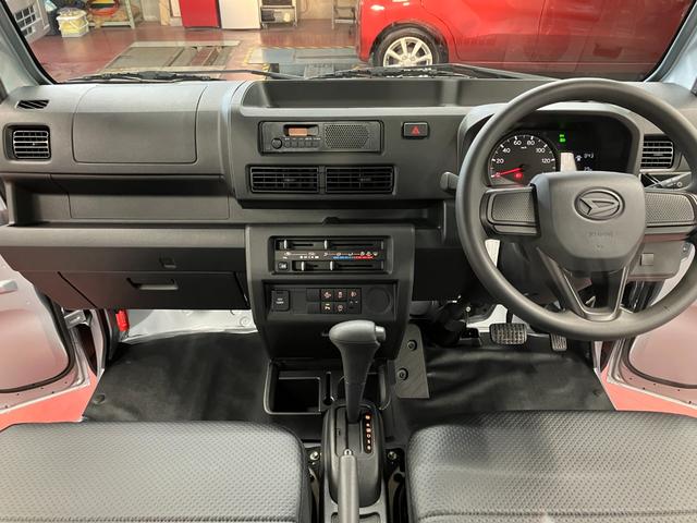 ハイゼットトラックスタンダード届出済未使用車　元展示車　２ＷＤ　ＣＶＴ車　禁煙　１オーナー　レーンキープアシスト　アイドリングストップ　運転席エアバッグ　助手席エアバッグ　パワステ　エアコン　オートライト　オートマチックハイビーム（長崎県）の中古車