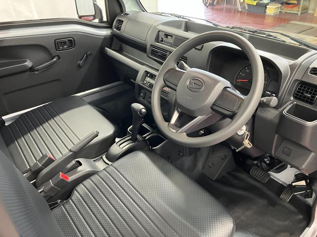 ハイゼットトラックスタンダード届出済未使用車　元展示車　２ＷＤ　ＣＶＴ車　禁煙　１オーナー　レーンキープアシスト　アイドリングストップ　運転席エアバッグ　助手席エアバッグ　パワステ　エアコン　オートライト　オートマチックハイビーム（長崎県）の中古車
