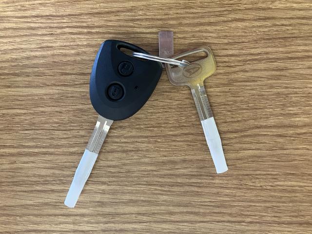 ハイゼットカーゴＤＸ届出済未使用車　元展示車　禁煙　衝突安全ボディ　キーレスキー　両側スライドドア　アイドリングストップ　オートマチックハイビーム　ＥＳＣ　オートライト　記録簿　レーンアシスト　１オーナー　ＡＢＳ（長崎県）の中古車