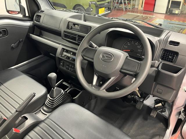 ハイゼットトラックスタンダード届出済未使用車　元展示車　２ＷＤ　マニュアル車　禁煙　ワンオーナー　レーンキープアシスト　衝突被害軽減システム　エアコン　パワーステアリング　運転席エアバッグ　助手席エアバッグ　アイドリングストップ（長崎県）の中古車