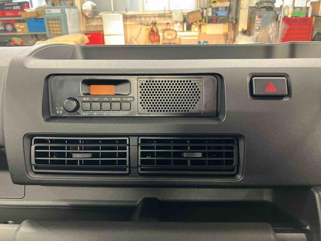 ハイゼットトラックスタンダード届出済未使用車　元展示車　２ＷＤ　ＣＶＴ車　１オーナー　衝突被害軽減システム　パワステ　エアコン　運転席エアバッグ　助手席エアバッグ　禁煙　アイドルストップ　ＥＳＣ　ＡＢＳ　オートライト（長崎県）の中古車