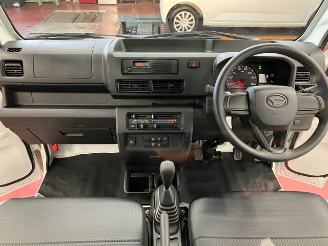 ハイゼットトラックスタンダード届出済未使用車　元展示車　２ＷＤ　ＭＴ車　禁煙　衝突被害軽減システム　アイドリングストップ　運転席エアバッグ　助手席エアバッグ　エアコン　パワステ　メンテナンスノート　オートライト　オートハイビーム（長崎県）の中古車