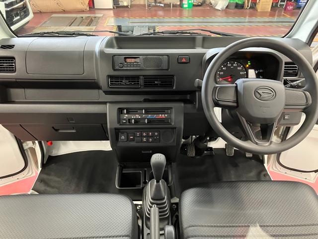 ハイゼットトラックスタンダード　農用スペシャル届出済未使用車　元展示車　４ＷＤ　マニュアル車　車線逸脱警報装置　衝突被害軽減システム　オートハイビーム　横滑り防止　オートライト　エアコン　運転席エアバッグ　パワーステアリング　アイドリングストップ（長崎県）の中古車